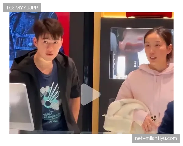 王昶居然穿运动裤配名牌包?这反差太大了,像逛街的明星一样 王昶居然穿运动裤配名牌包?这反差太大了,像逛街的明星一样