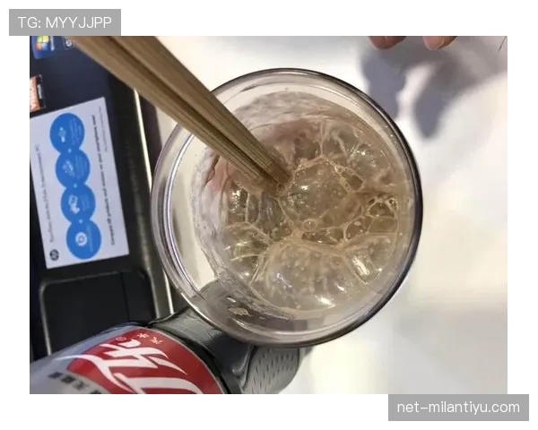 贝林厄姆家冰箱里塞满蛋白粉,连饮料都是按克称着喝的 贝林厄姆家冰箱里塞满蛋白粉,连饮料都是按克称着喝的